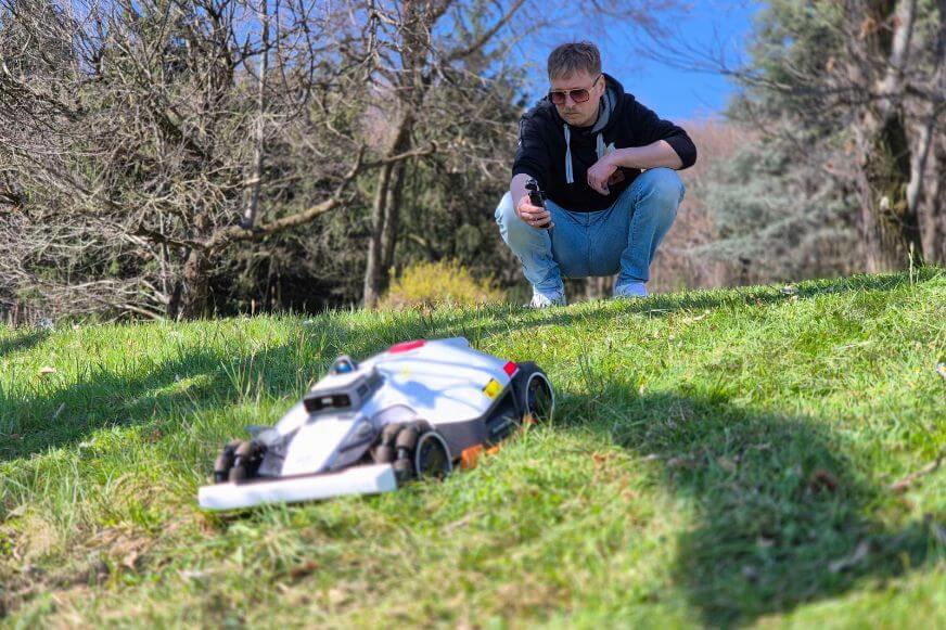 Mammotion LUBA 3 AWD Mähroboter bewältigt einen Hang beim Netzwelt First Look Event 2026 am Gardasee. Allradantrieb und Tri-Fusion-Navigation im Praxistest.